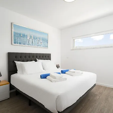 Modern 1 With Pool By Homing Appartement *